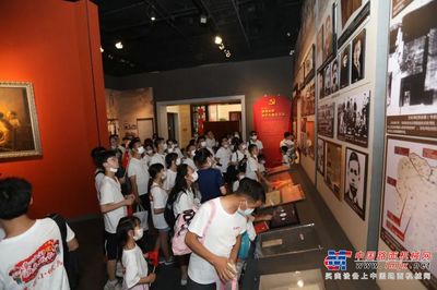 舞臺藝術(shù)造型策劃 三一“小候鳥”進(jìn)工廠、玩挖機(jī)、學(xué)知識